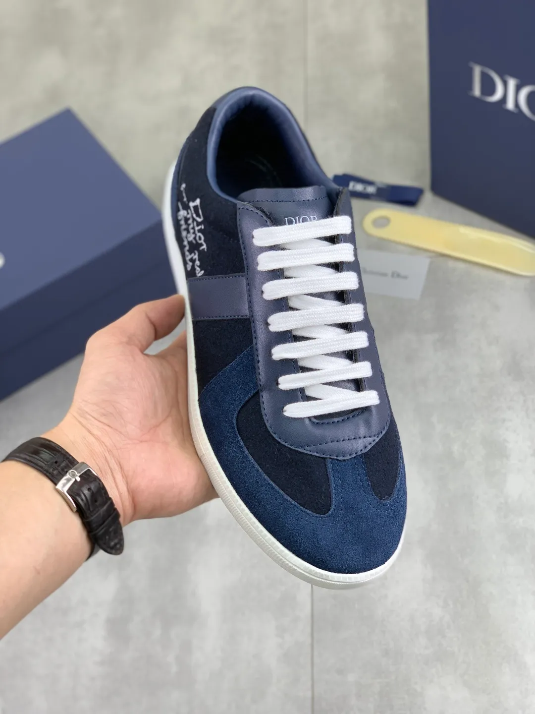 Men's shoes 💰P380 New Dior B01 moral training shoes, white first-layer cowhide, original molded outsole. New to the fall collection, this sneaker marks the return of a Dior classic, reinterpreted in a stylish and elegant silhouette. Crafted from white smooth first-grain cowhide with a tonal silk sheepskin lining, it features the Dior logo on the tongue and inner sides, and a CD icon on the heel. Paired with Tpu anti-slip soles of the same color, it can be matched with various styles to create a sophisticated look.  Code number: 38-44